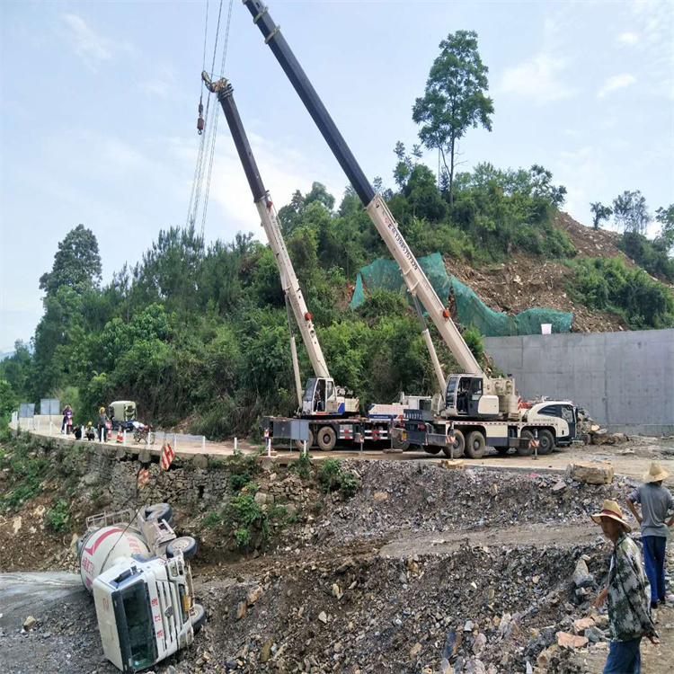 安福县汽车掉沟里叫吊车救援要多少钱